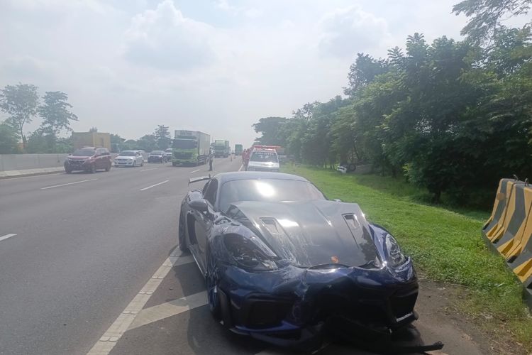 Kondisi super car Porsche usai menabrak Rush hingga terbalik di Tol Sidoarjo-Porong, Minggu (1/6/2025).