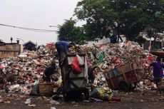 Sampah Tak Tertampung Lagi di TPS Pasar Minggu
