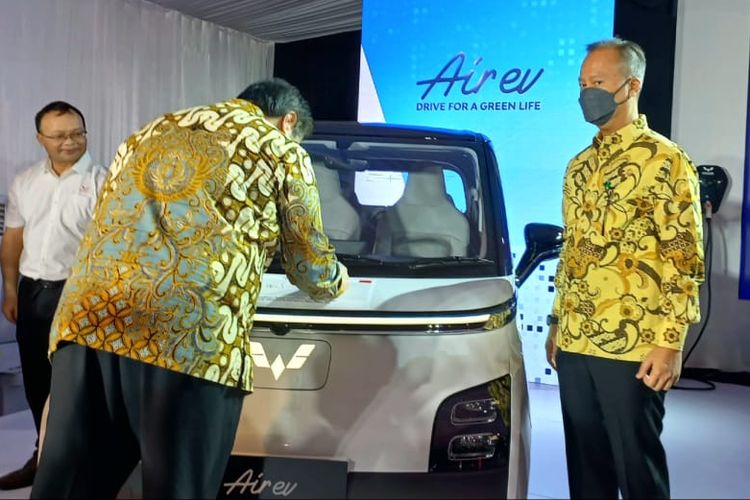 Menko Airlangga Hartarto meresmikan produksi perdana mobil listrik Wuling Air ev