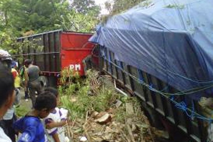 Kecelakaan karambol yang melibatkan dua truk dan satu angkot mengakibatkan satu pelajar tewas, Jumat (20/6/2014).