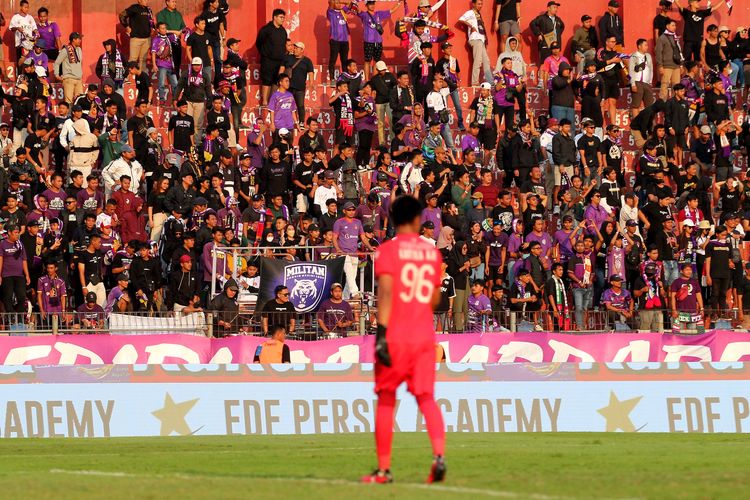 Suporter Persik Kediri mendukung tim saat pertandingan pekan ke-3 Liga 1 2023-2024 melawan Arema FC yang berakhir dengan skor 5-2 di Stadion Brawijaya Kediri, Sabtu (15/7/2023) sore WIB.