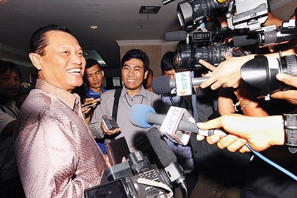 Anggota Komisi III DPR, Adang Daradjatun (kiri), menjawab pertanyaan wartawan di kantor Mahkamah Konstitusi, Jakarta, Senin (30/5). Adang Daradjatun mempersilakan  Komisi Pemberantasan Korupsi bila ingin menjemput istrinya, Nunun Nurbaeti, yang menjadi tersangka kasus dugaan suap  pemilihan Deputi Gubernur Senior Bank Indonesia tahun 2004, untuk dibawa pulang ke Indonesia.