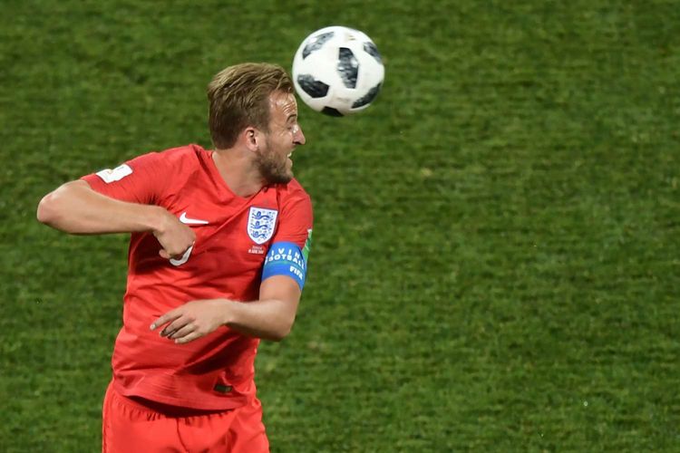 Pemain Inggris Harry Kane menanduk bola pada laga penyisihan Grup G Piala Dunia 2018 melawan Tunisia di Volgograd Arena, Senin (18/6/2018) atau Selasa dini hari. Inggris menang tipis 2-1 atas Tunisia.