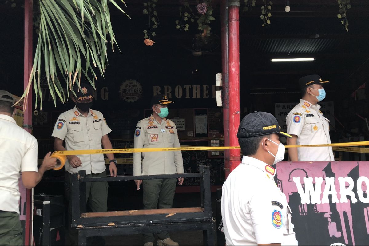 Satpol PP DKI Jakarta menutup Waroeng Brothers Coffee & Resto di Jl. Kemang Selatan VII B, Kebayoran Baru, Jakarta Selatan secara permanen pada Jumat (11/12/2020) sore imbas adanya pelanggaran protokol kesehatan.