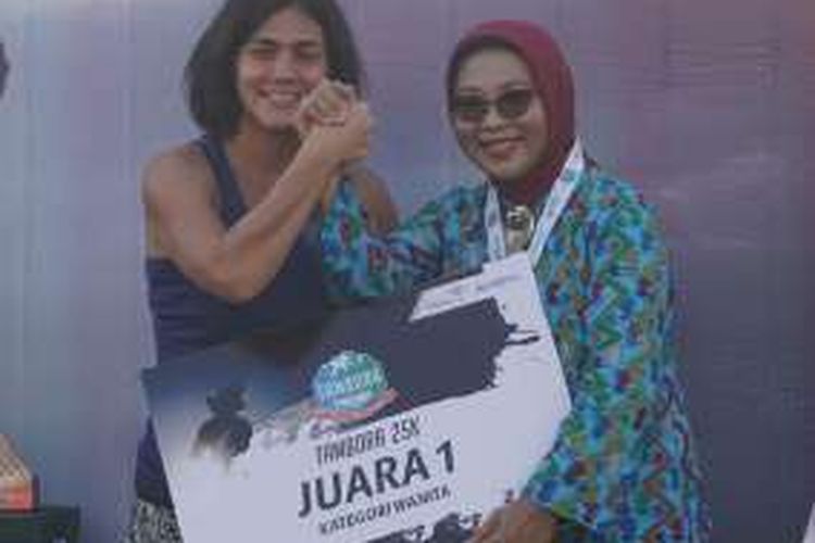 Istri musisi Kaka Slank, Natascha Oking (39, kiri), dinobatkan sebagai juara pertama Tambora Ultra 25K di Doro Ncanga, Kabupaten Dompu, Nusa Tenggara Barat, Sabtu (16/4/2016). Natascha memenangkan lomba lari dengan rute menaiki Gunung Tambora.
