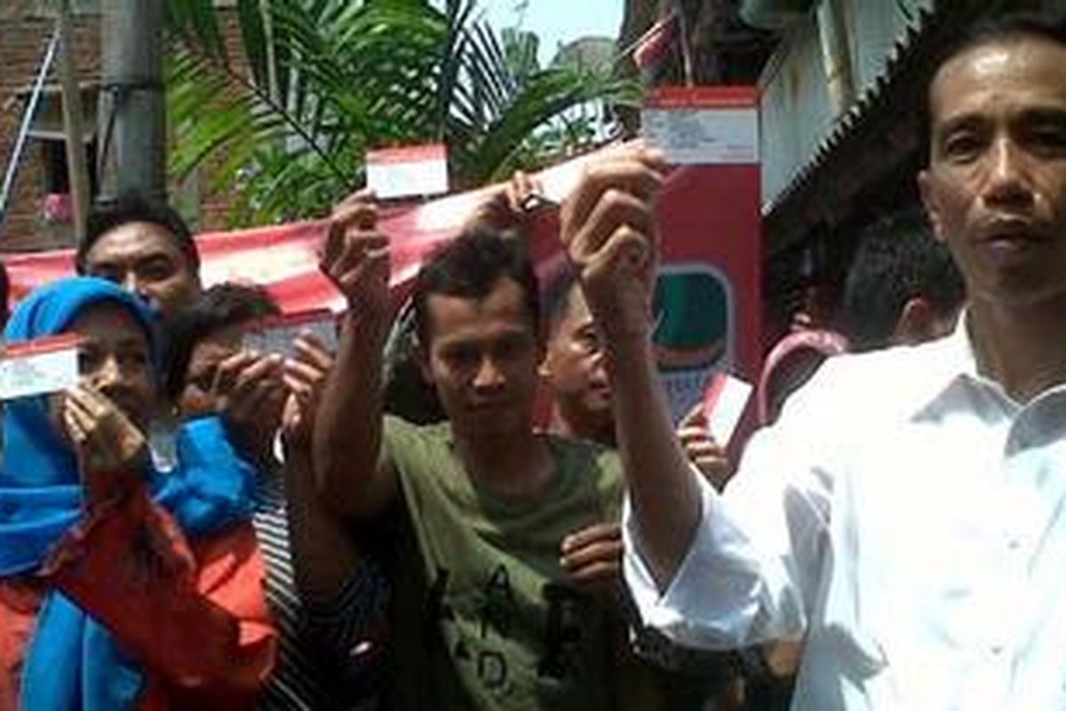 Jokowi membagikan kartu Jakarta Sehat di Tambora, Sabtu (10/11/2012).