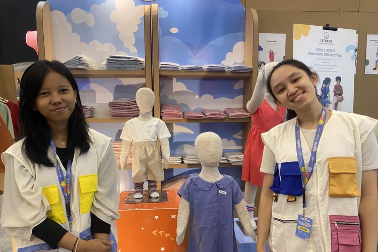 Sabna dan Tina, bagian dari Marketing Le Charis, dalam acara ParenTale 2025, ICE BSD, BSD, Jumat (2/5/2025).