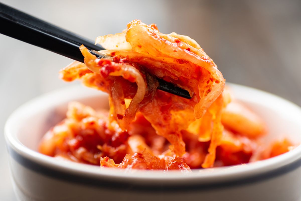 Kimchi, makanan khas Korea Selatan ternyata memiliki manfaat yang baik untuk tubuh.