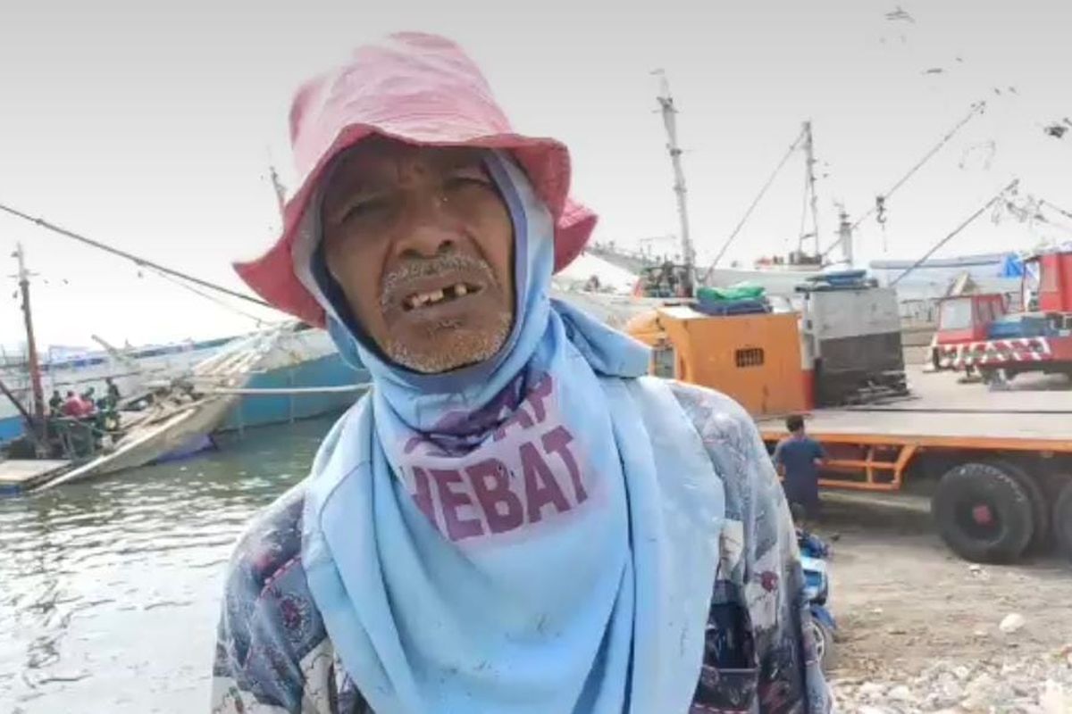Salah satu kuli angkut di Pelabuhan Sunda Kelapa, Bajirun (53) saat ditemui Kompas.com pada Jumat (14/7/2023). 