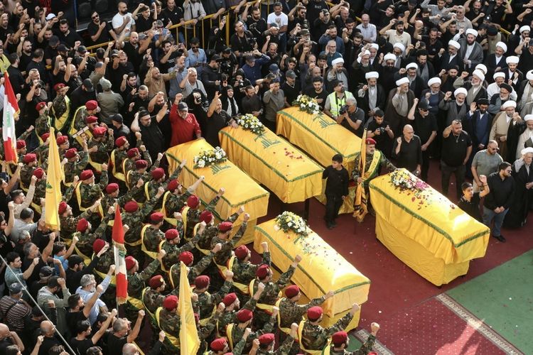 Para pendukung kelompok militan Syiah Lebanon, Hezbollah, berkumpul di sekitar peti jenazah para militan yang tewas dalam serangan Israel baru-baru ini dalam pemakaman mereka di kota Nabatiyeh, Lebanon selatan, pada 2 November 2025. Ratusan orang berkumpul di Nabatiyeh, Lebanon selatan, pada 2 November 2025 untuk mengenang lima anggota Hezbollah yang tewas dalam serangan Israel baru-baru ini, lapor seorang koresponden AFP, sementara Israel memperingatkan akan mengintensifkan serangan terhadap kelompok yang didukung Iran tersebut.