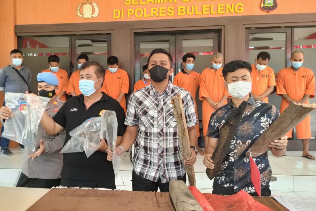 Polisi menunjukkan barang bukti dan tersangka kasus perusakan dan pembakaran rumah, Jumat (1/7/2022).