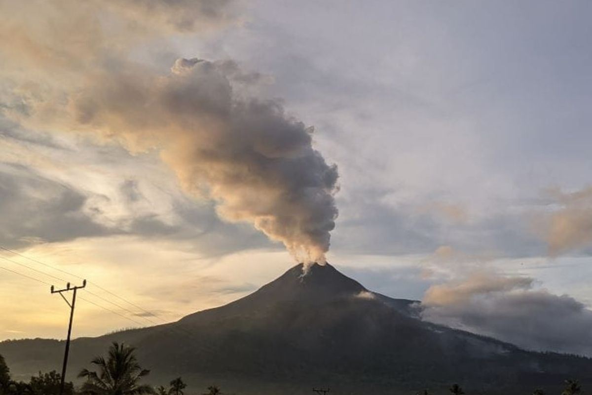 Kawah Gunung Lewotobi Keluarkan Asap Tebal Setinggi 1,3 Km