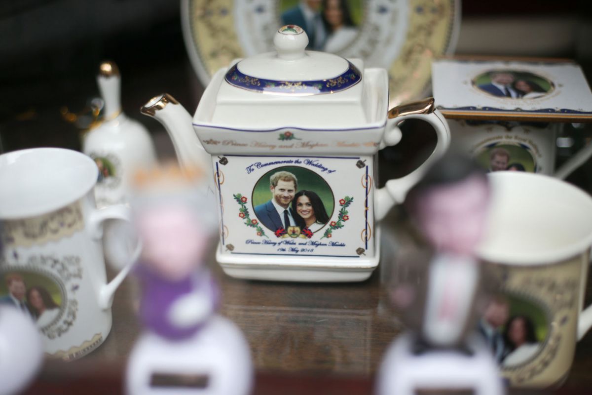 Benda-benda untuk menandai pernikahan Pangeran Harry dan Meghan Markle, sudah banyak dijual di toko-toko di London, 16 Mei 2018. / AFP PHOTO / Daniel LEAL-OLIVAS