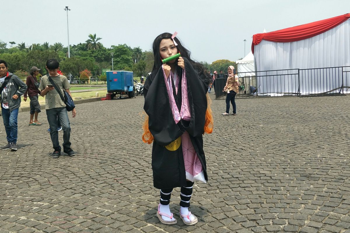 Cosplayer Velda Millenia (19) mengenakan kostum karakter Kamado Netsuko, di kawasan Monas, Jakarta Pusat, Minggu (17/11/2019).