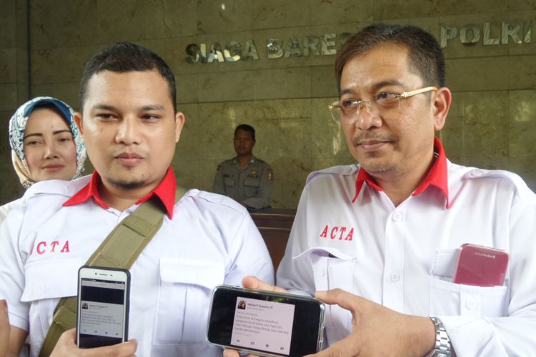 Pengacara dari ACTA mewakili Wakil Ketua DPR RI Fadli Zon melaporkan netizen bernama Nathan P Suwanto atas dugaan pencmaran nama baik dan ancaman kekerasan ke Bareskrim Polri, Jakarta, Senin (1/5/2017).