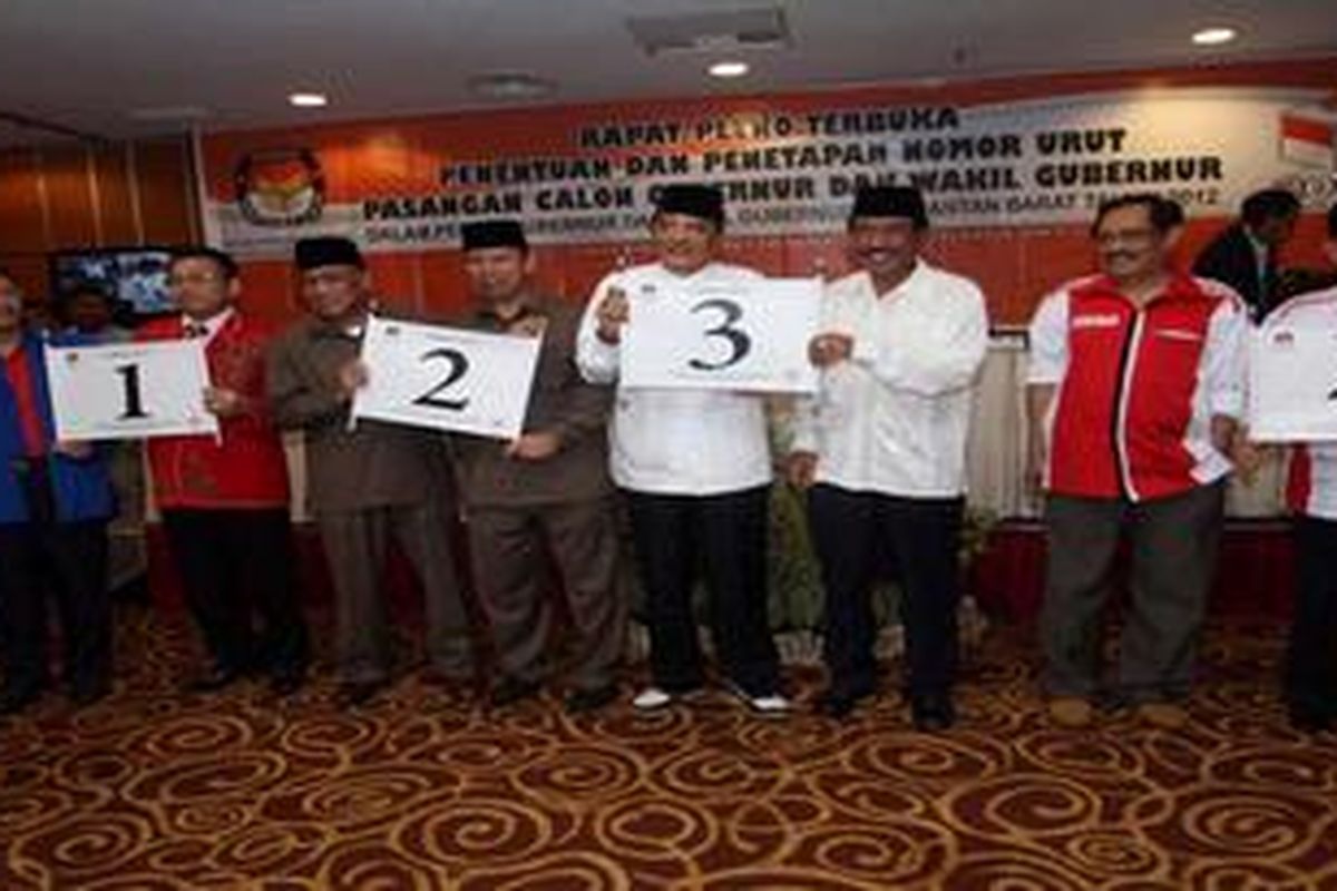 Komisi Pemilihan Umum Kalimantan Barat menetapkan empat pasangan calon Gubernur dan Wakil Gubernur Kalbar dalam sidang pleno, Senin (6/8/2012) di Kota Pontianak. Keempat pasangan calon yang ditetapkan oleh KPU Kalbar - sesuai nomor urut - adalah Cornelis-Christiandy Sanjaya, Armyn Alianyang-Fathan A Rasyid, Morkes Effendi-Burhanuddin A Rasyid, dan Abang Tambul Husin-Barnabas Simin. 