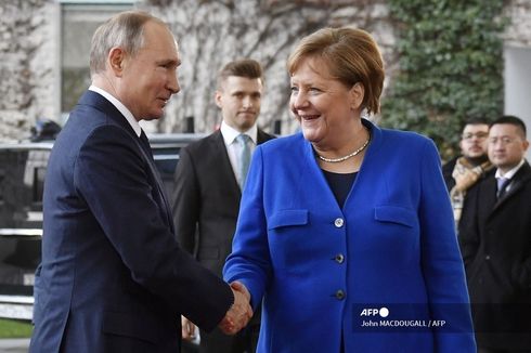 Putin dan Merkel Bahas Kerja Sama Pembuatan Vaksin Lewat Telepon
