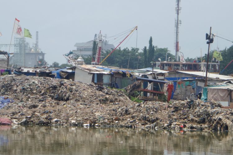 Semakin banyak bedeng yang dibangun di bekas kawasan penertiban Pasar Ikan, Penjaringan, Jakarta Utara, Kamis (27/4/2017)