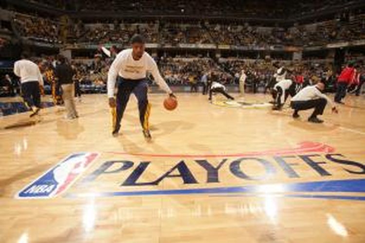 Pebasket Indiana Pacers Paul George melakukan pemanasan sebelum menghadapi Atlanta Hawks pada laga kedua play-off Wilayah Barat di Bankers Life Fieldhouse, Selasa (22/4/2014). Pacers menang 101-85.