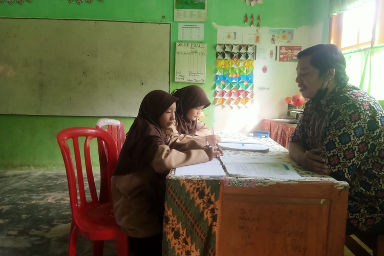 Nofri Mayasril, guru SD Negeri 03 Pelangai Gadang, Pesisir Selatan, Sumatera Barat, menempuh perjalanan hingga hampir 40 jam dari tempat asalnya ke Palembang untuk mengikuti program Wardah Inspiring Teacher (WIT) 2022.