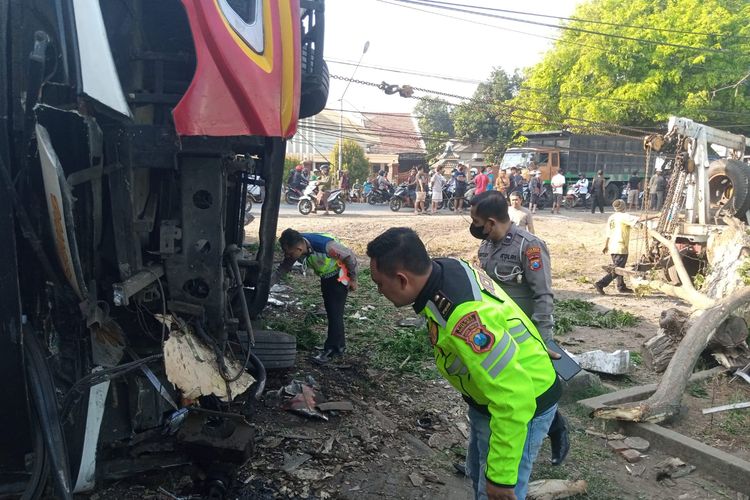 Bua yang membawa 33 penumpang yang hendak ke Bali menabrak pohon dan tiang di Probolinggo hingga terguling, Senin (30/10/2023)