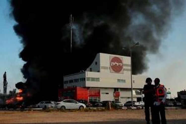 Ledakan di stasiun pengisian bahan bakar di Kota Ashdod, Israel selatan akibat serangan roket militan Palestina di Jalur Gaza, 11 Juli 2014. Tigak orang terluka akibat serangan ini.