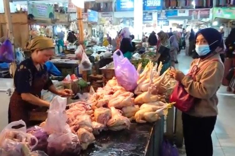 Suasana jual beli di Pasar Tumenggungan Kebumen, Jawa Tengah Selasa (12/3/2024)