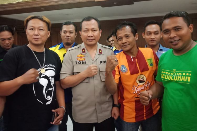 Wakapolda Jawa Timur Brigjen Pol Toni Harmanto bersama perwakilan suporter sepak bola se-Jawa Timur di Polda Jatim, Senin (14/1/2019). Brigjen Pol Tono berkomitmen memberantas mafia sepak bola di Tanah Air. 