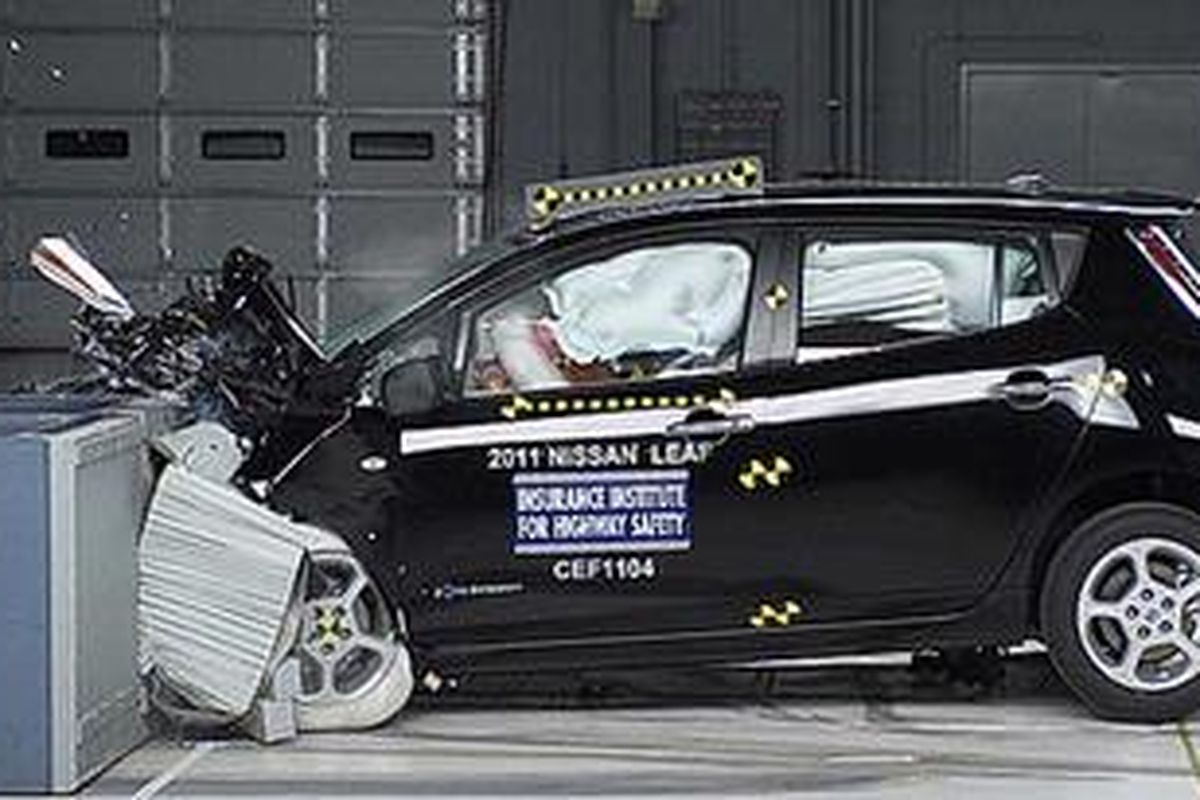 Nissan Leaf ketika menjalani tes tabrak dari depan