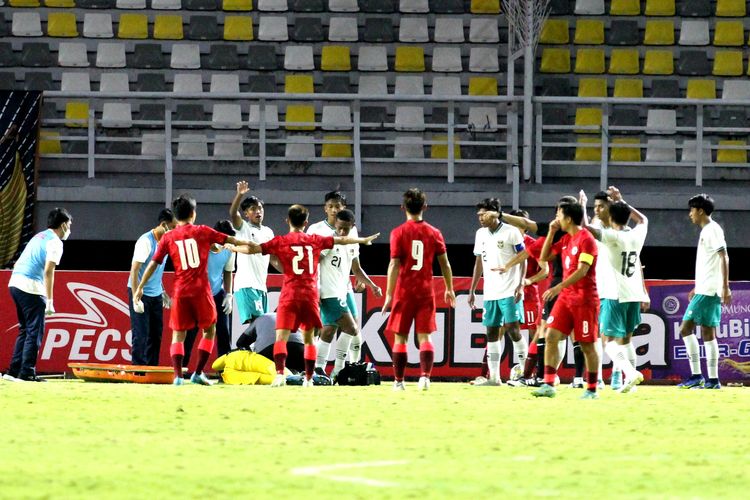 Kiper timnas U20 Indonesia Cahya Supriadi mengalami cedera dan harus dilarikan ke rumah sakit dengam ambulans usai bertabrakan dengan Rahmat Beri Santoso. Laga timnas U20 Indonesia vs Hong Hong pada matchday kedua Grup F Kualifikasi Piala Asia U20 2023 digelar di Stadion Gelora Bung Tomo, Surabaya, Jumat (16/9/2022) malam WIB.