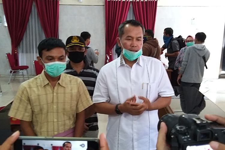 Bupati Wonogiri, Joko Sutopo (kanan) menjelaskan upaya Pemkab Wonogiri menghadapi puluhan pemudik yang datang di tengah pandemi Covid-19