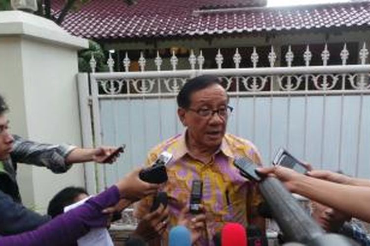 Ketua Dewan Pertimbangan Akbar Tandjung, seusai menemui tokoh senior Golkar Habibie, di kediaman Habibie, Patra Kuningan, Jaksel, Senin (15/12/2014).