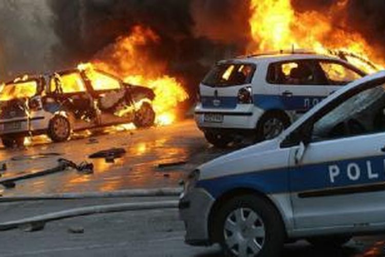 Massa demonstran membakar mobil-mobil polisi di Sarajevo, Bosnia.