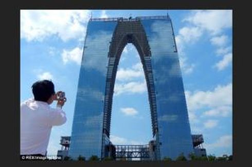 Makin Konyol... Desain Gedung di China Ini Mirip Celana Panjang!