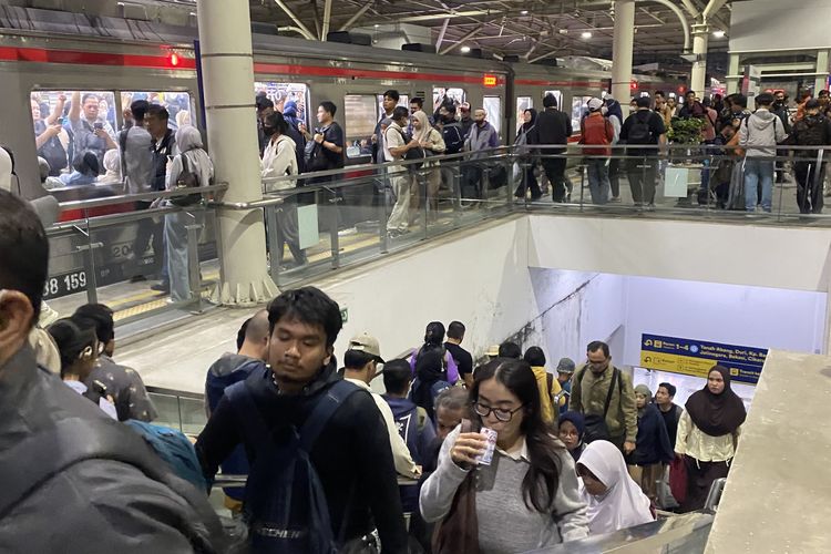 KRL Terlambat 1 Jam Imbas Tawuran di Manggarai, Penumpang Menumpuk, Barang Berjatuhan ke Rel