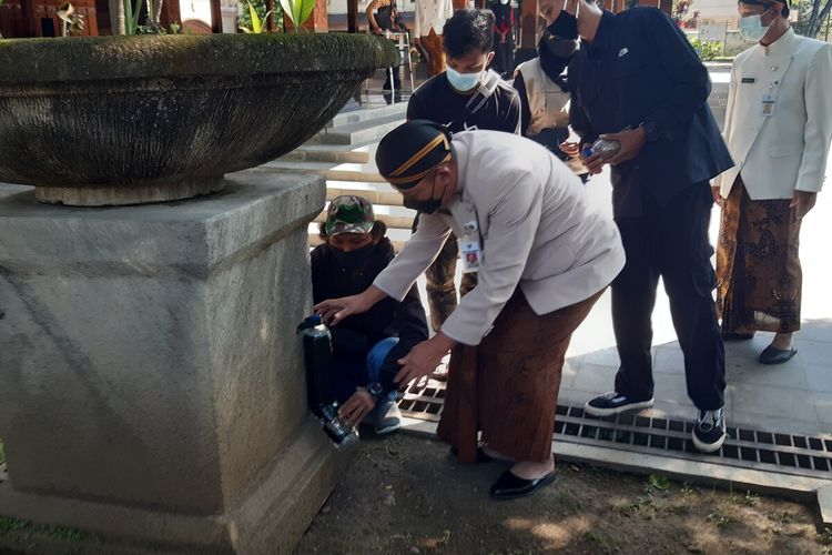 Wakil Wali Kota Solo Teguh Prakosa memasang kontainer pakan kucing berbahan botol plastik bekas di sudut halaman Pendapi Gede Kompleks Balai Kota Solo, Kamis (22/4/2021).