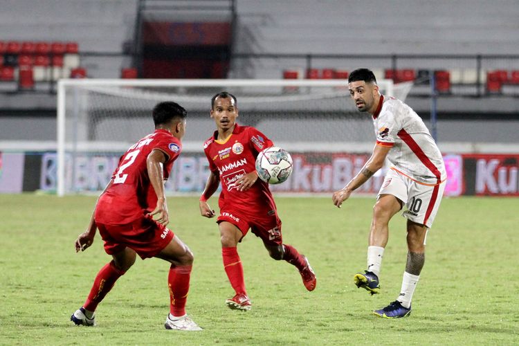 Pemain Borneo FC Jonathan Bustos melepaskan tendangan yang dijaga ketat pemain Persija Jakarta saat pertandingan pekan 30 Liga 1 2021-2022 yang berakhir dengan skor 1-2 di Stadion Kapten I Wayan Dipta Gianyar, Kamis (10/3/2022) malam.