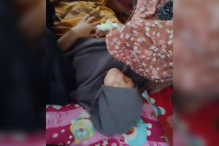 ibu hamil di Desa Pagerungan Kecil, Kecamatan Kepulauan Sapeken, Kabupaten Sumenep, Jawa Timur, melahirkan di atas kapal speed boat 