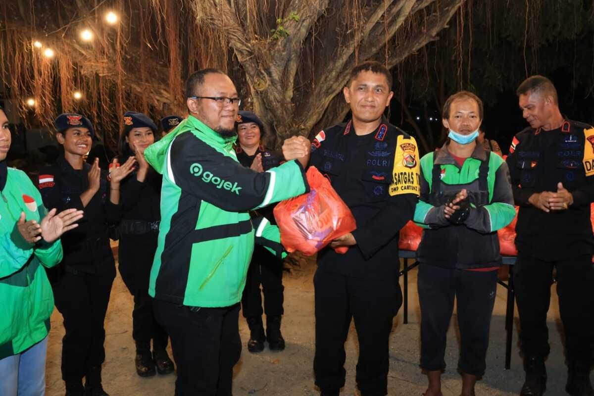 Brimob Polda Papua memberikan tali asih kepada komunitas ojol di Jayapura sebagai bentuk dukungan dan doa atas meninggalnya Affan Kurniawan di Jakarta beberapa hari lalu. Dukungan ini diberikan di Mako Brimob Polda Papua, Minggu (31/9/2025) malam.
