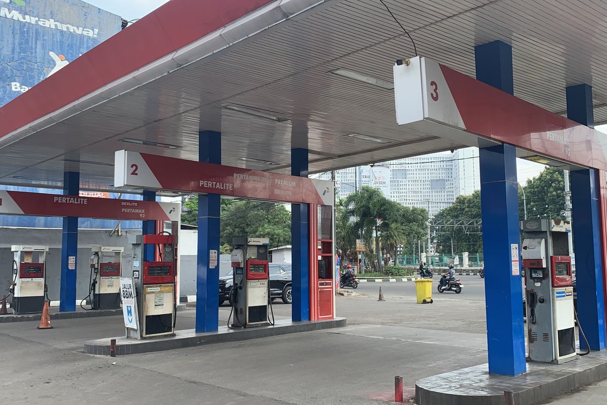 SPBU Pertamina di Jalan Ir. Juanda, Margahayu, Kota Bekasi, ditutup sementara, Selasa (26/3/2024). Penutupan ini dilakukan usai adanya dugaan kebocoran bensin jenis Pertalite dengan air.