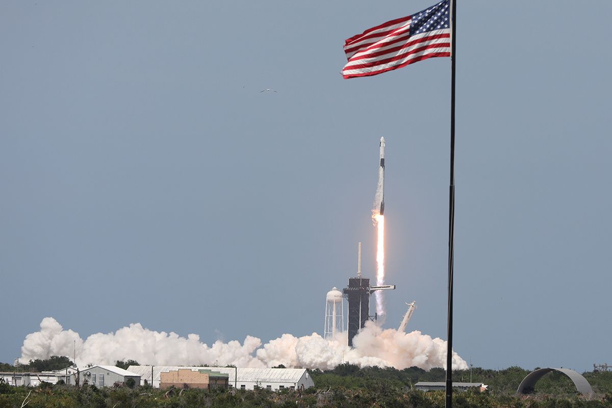 Roket SpaceX Falcon 9 yang membawa kapsul SpaceX Crew Dragon dengan astronot Bob Behnken dan Doug Hurley, lepas landas dari Kennedy Space Center di Florida, AS, Jumat (30/5/2020) atau Sabtu (31/5/2020) waktu Indonesia. NASA meluncurkan dua astronotnya ke Stasiun Luar Angkasa Internasional (ISS) pada hari ini, yang merupakan peluncuran pertama astronot ke orbit oleh pihak swasta dan pesawat luar angkasa berawak pertama NASA dari AS dalam 9 tahun terakhir.