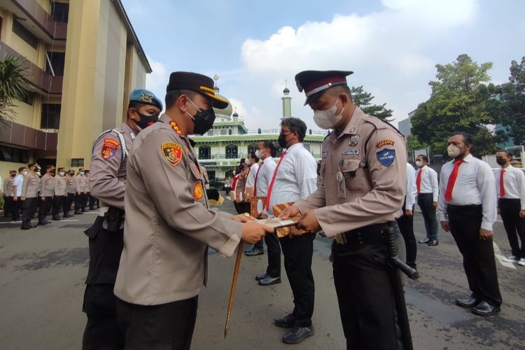 Seorang sekuriti Bank Jawa Barat-Banten (BJB) cabang Fatmawati, Farizal saat menerima penghargaan dari Kapolres Metro Jakarta Selatan, Kombes Pol Budhi Herdi Susianto pada Senin (18/4/2022).