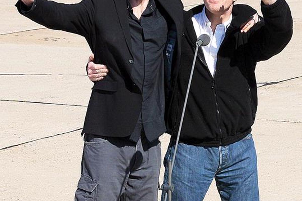 Kamerawan  Stephane Taponier (kiri) dan reporter Herve Ghesquiere, saat mendarat di bandara militer Villacoublay, sebelah barat Paris, Kamis (30/6).