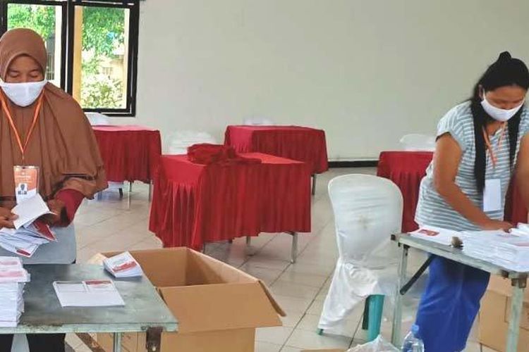 Sejumlah petugas menyortir surat suara di Gedung Bagawanta Ngasem, Kabupaten Kediri. 