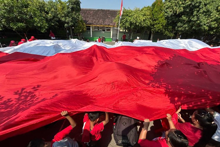 Saat Bendera Merah Putih Berkibar Basah di Halaman Sekolah, Cara Ratusan Siswa di Solo Sambut Kemerdekaan