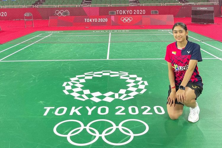 Pebulu tangkis asal Myanmar Thet Htar Thuzar berpose di arena bulu tangkis Olimpiade Tokyo 2020 di Musashino Forest Sports Plaza, Tokyo.