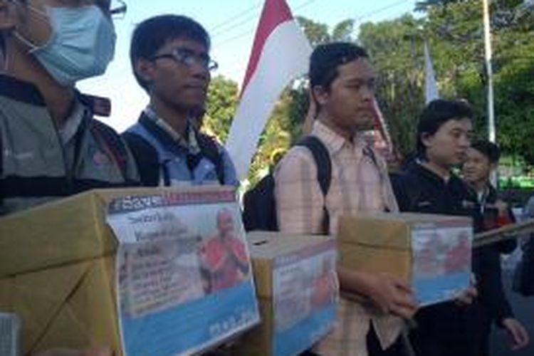 Puluhan mahasiswa gelar aksi peduli warga Rohingya di Myanmar yang menjadi korban kekerasan. Mereka juga menggalang dana. Jumat (22/5/2015).