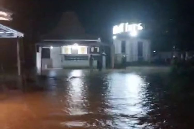 Banjir di Perum Dinar Indah Semarang Belum Surut, Warga Mengungsi ke Masjid