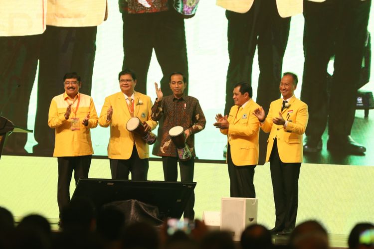 Presiden Joko Widodo (tengah) bersama pimpinan DPP Partai Golkar membuka Musyawarah Nasional Luar Biasa (Munaslub) Partai Golkar di JCC, Senayan, Jakarta, Senin (18/12/2017). Munaslub ini dilakukan untuk memilih ketua umum baru Partai Golkar yaitu Airlangga Hartarto untuk menggantikan Setya Novanto yang menjadi tersangka kasus pidana korupsi KTP elektronik.