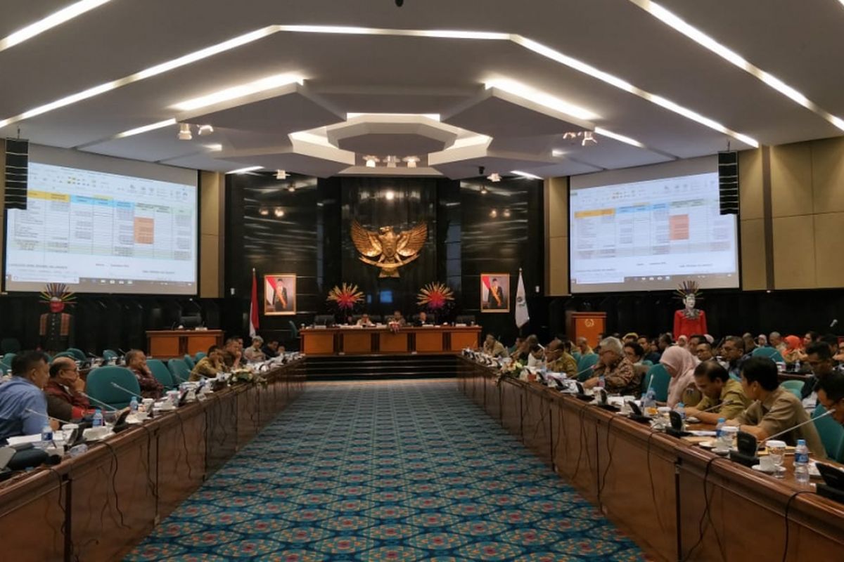 Rapat pembahasan Kebijakan Umum Perubahan Anggaran dan Prioritas Plafon Anggaran Sementara (KUPA-PPAS) di Gedung DPRD DKI Jakarta, Selasa (18/9/2018).
